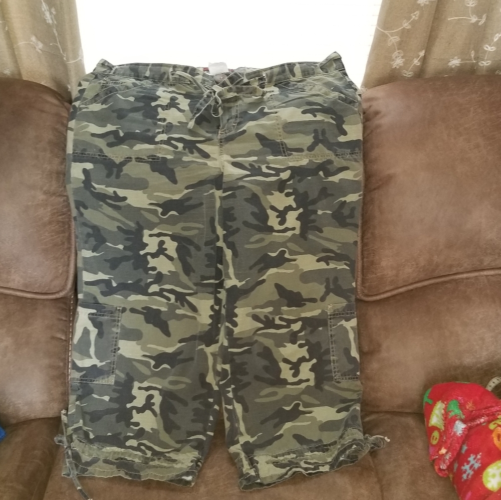 Camouflage Camo Capris Pants size 18